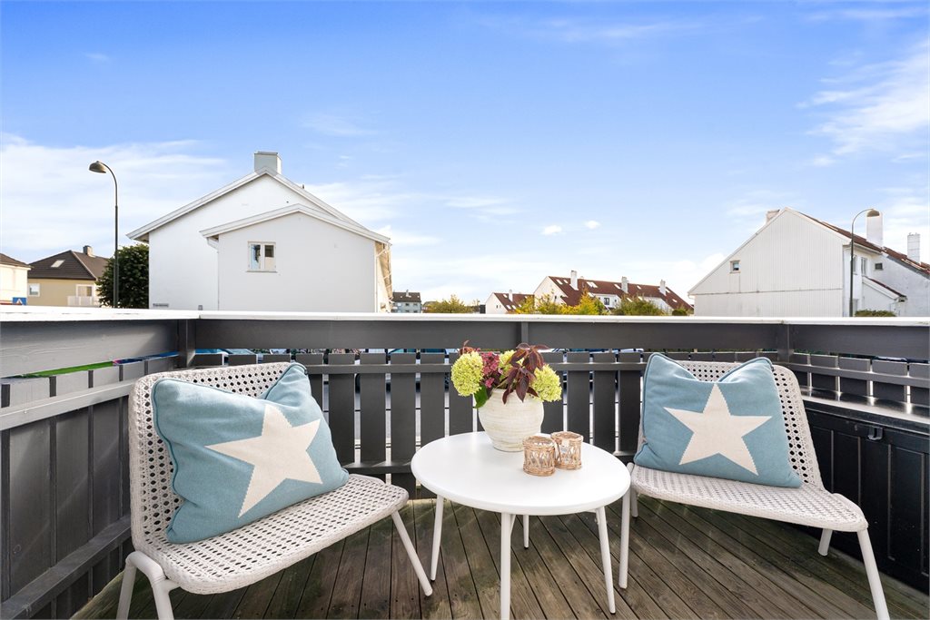 Solrik og skjermet terrasse med hyggelig plass til sittegruppe..jpg