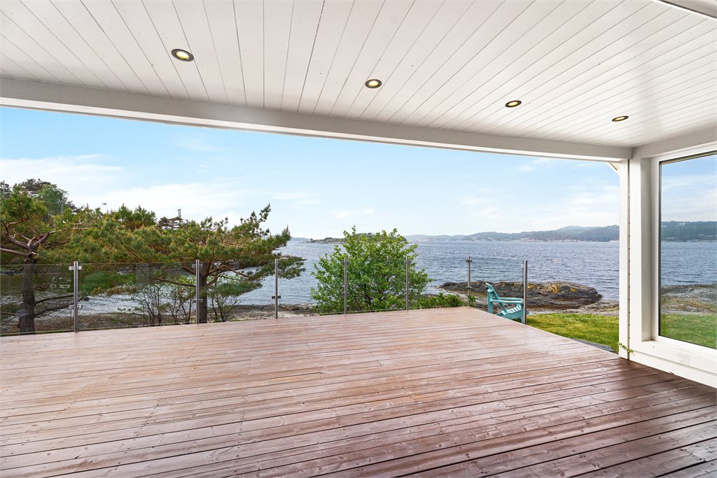Eiendommen ligger usjenert til på en flott naturtomt med svaberg, gressletter og frodig vegetasjon som skaper lune soner og gir følelsen av å ha sitt eget lille skjærgårdsparadis