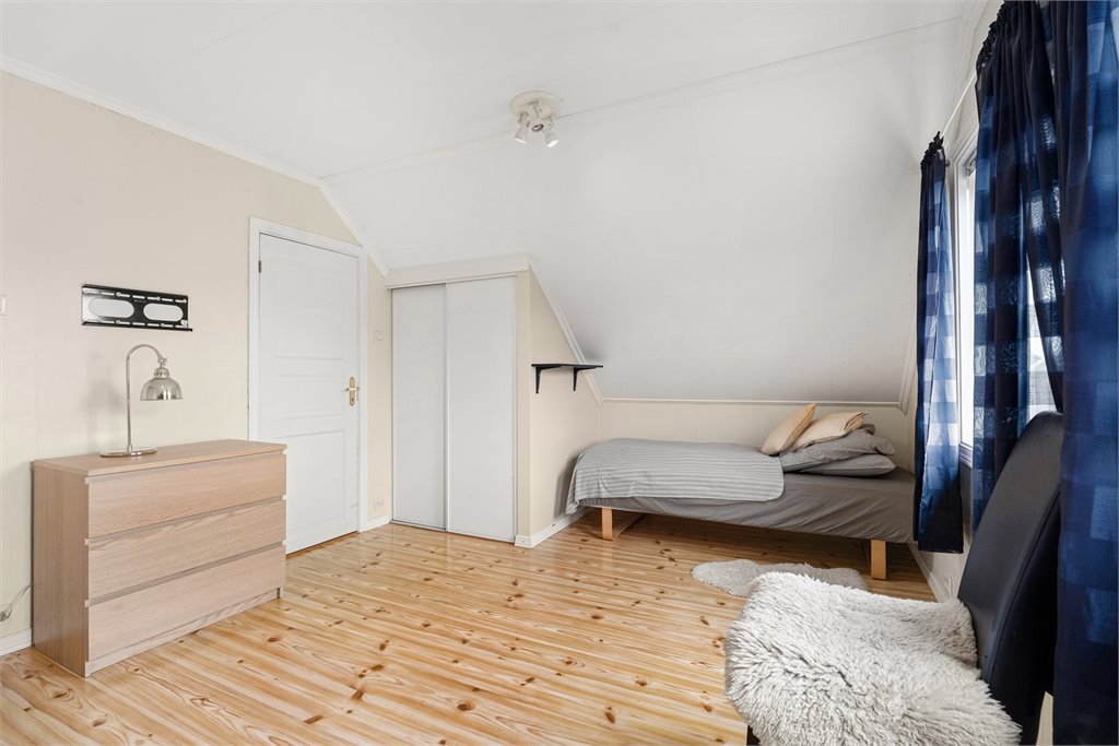 Romslig soverom med skratak, garderobeskap og god plass til se (tidligere 2 sov)
