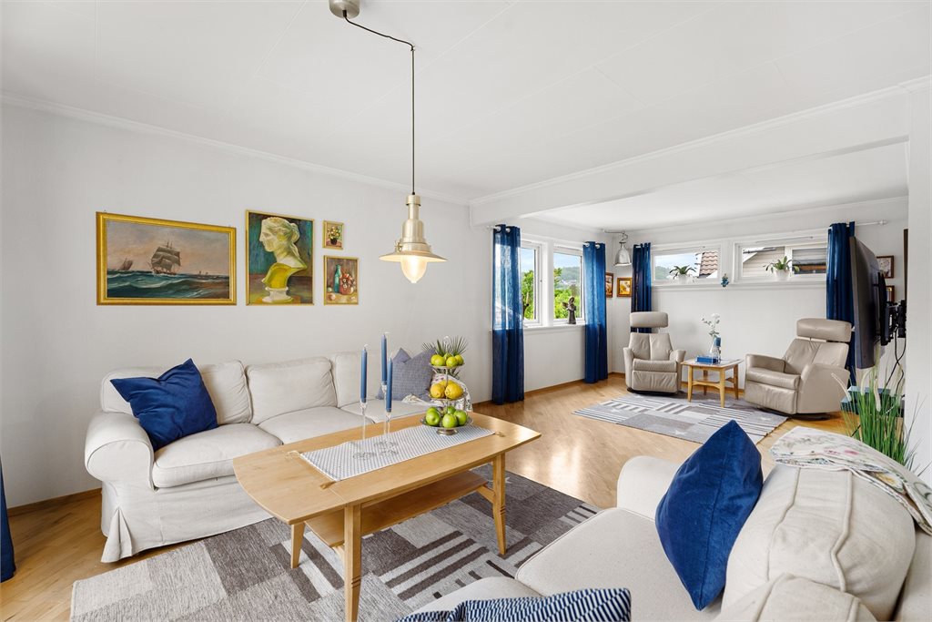 Stor og lys stue med god plass til flere sittegrupper