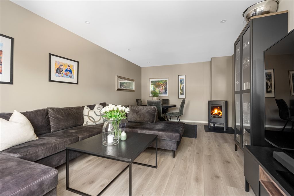 Stuen er romslig med god plass til stor sofa og spisestue 