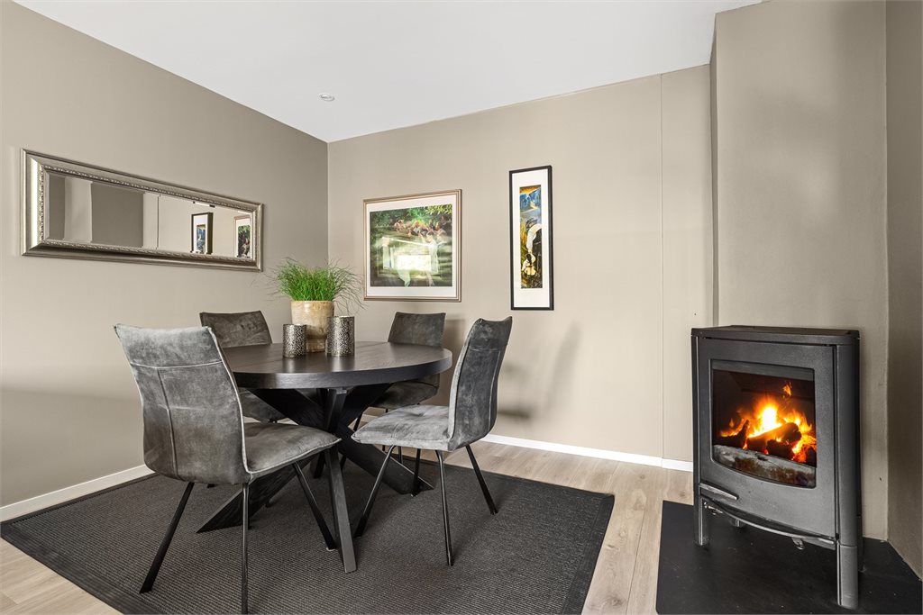 Stuen er romslig med god plass til stor sofa og spisestue. Peisovnen varmer godt på kalde vinterdager