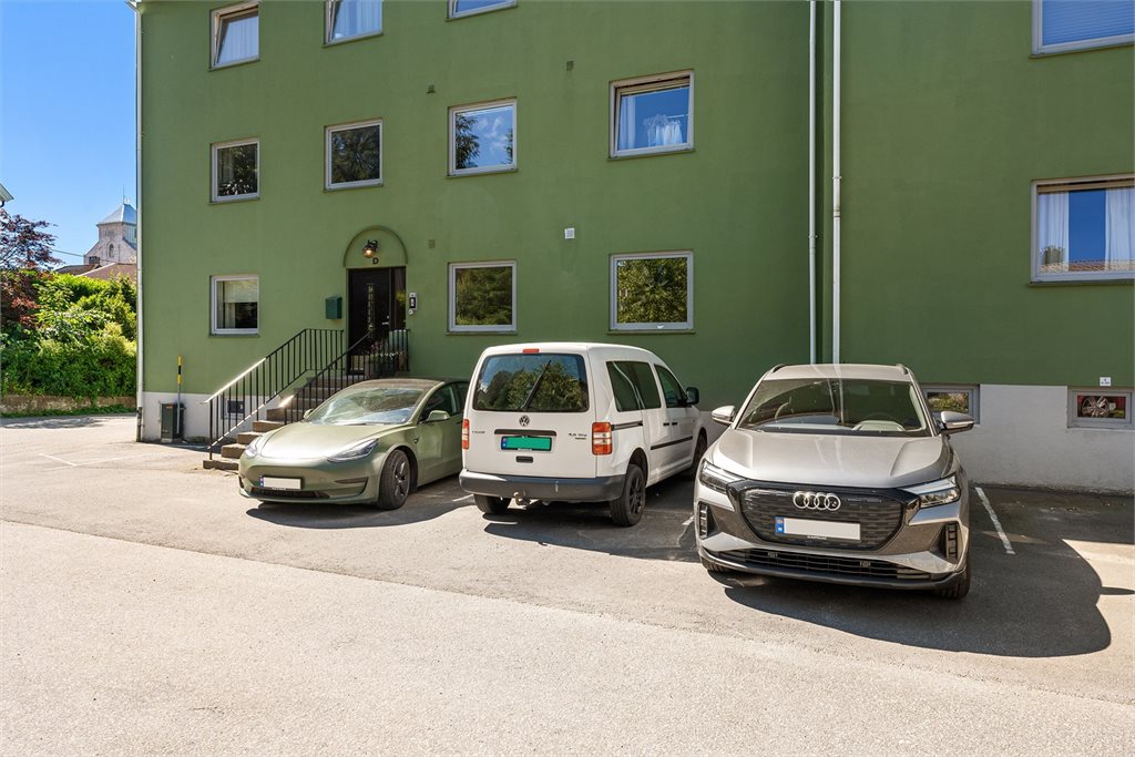 Fast parkeringsplass hvor Audien står parkert. Inngangsdøren ses til venstre