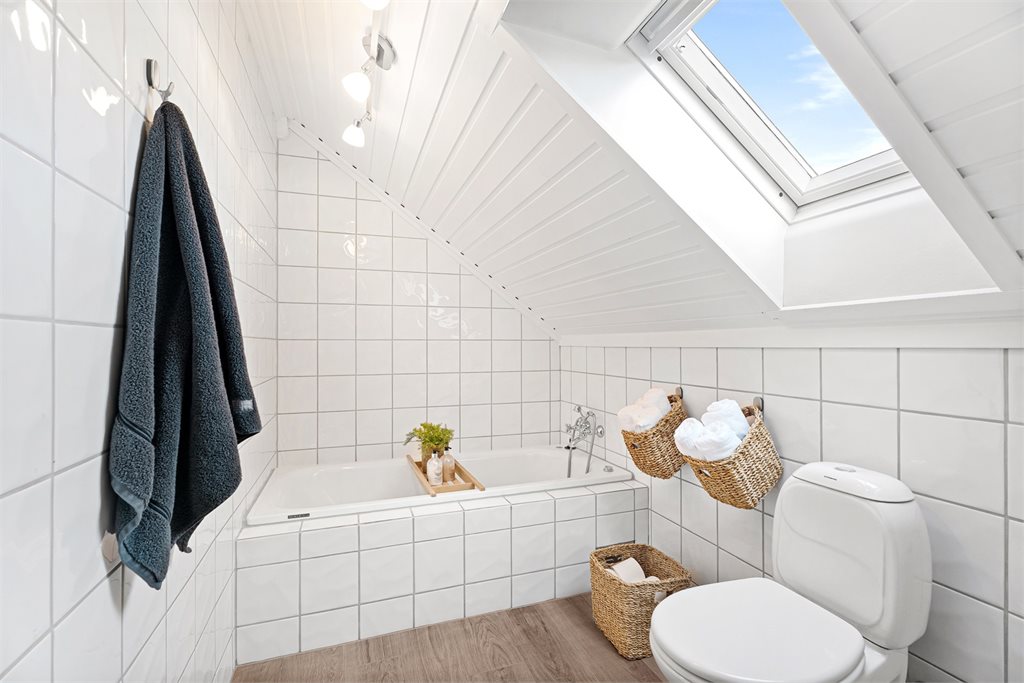 Badet i andre etasje har badekar – perfekt til både barnas kveldsbad og avslappende stunder.