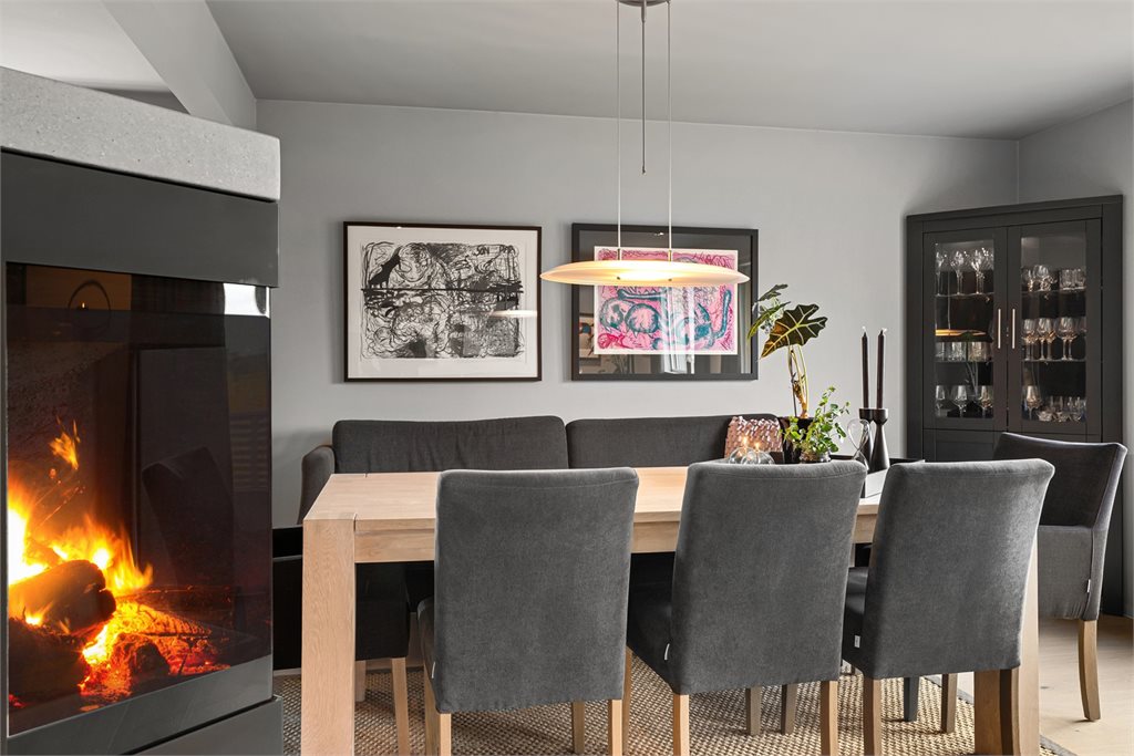 Spisestuen har god plass til å samle familie og venner rundt bordet.