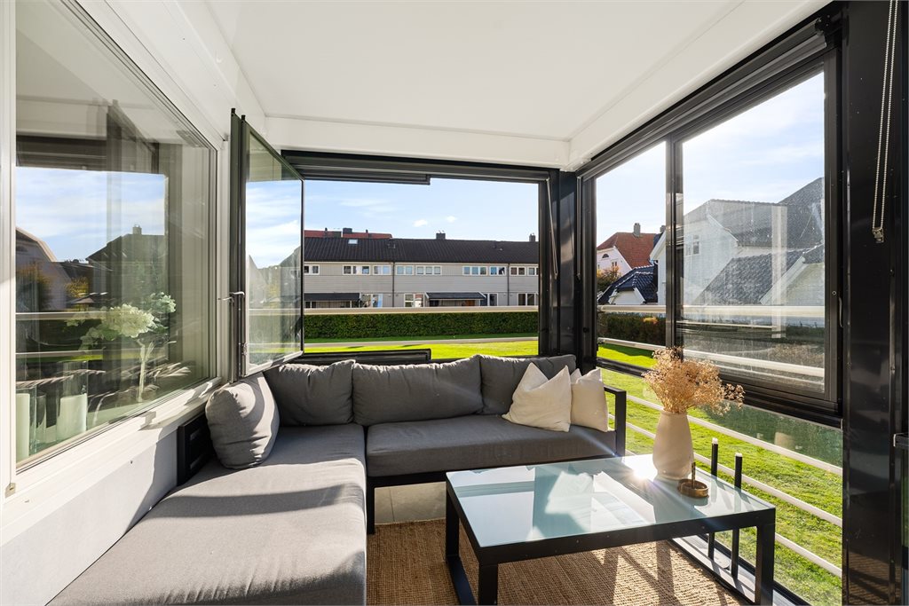Solrik og innbydende innglasset balkong med god plass til sittegruppe og hyggelige stunder gjennom store deler av året