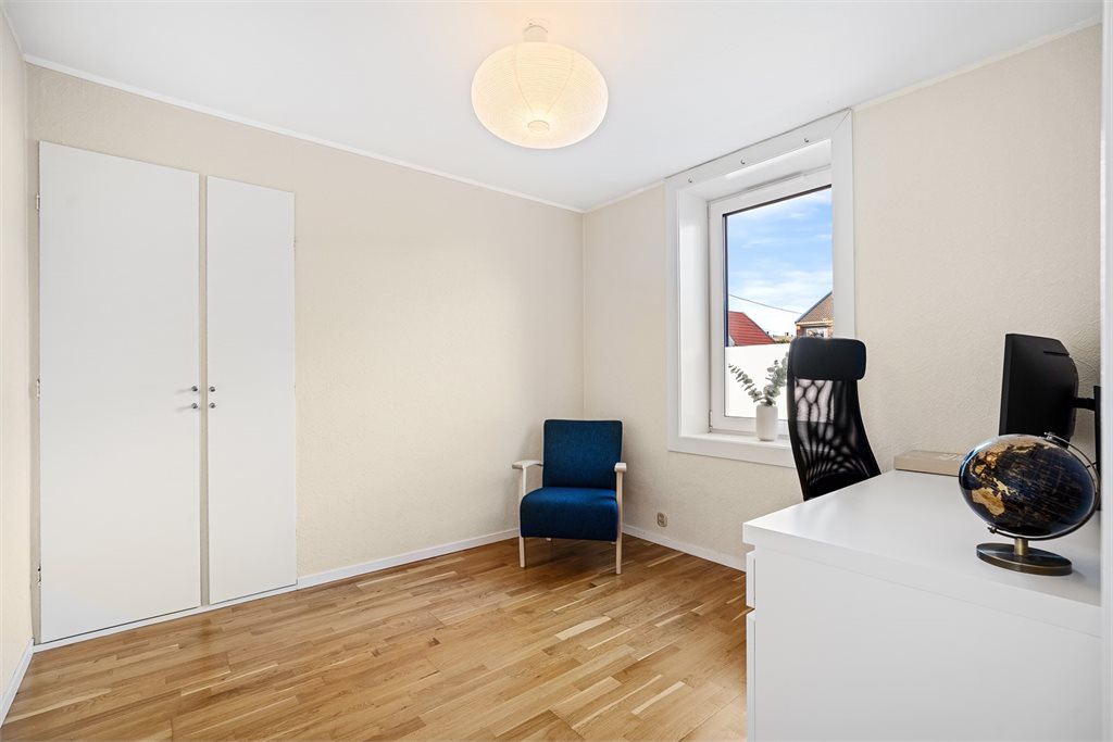Lyst og fleksibelt soverom med plass til både garderobe og hjemmekontor