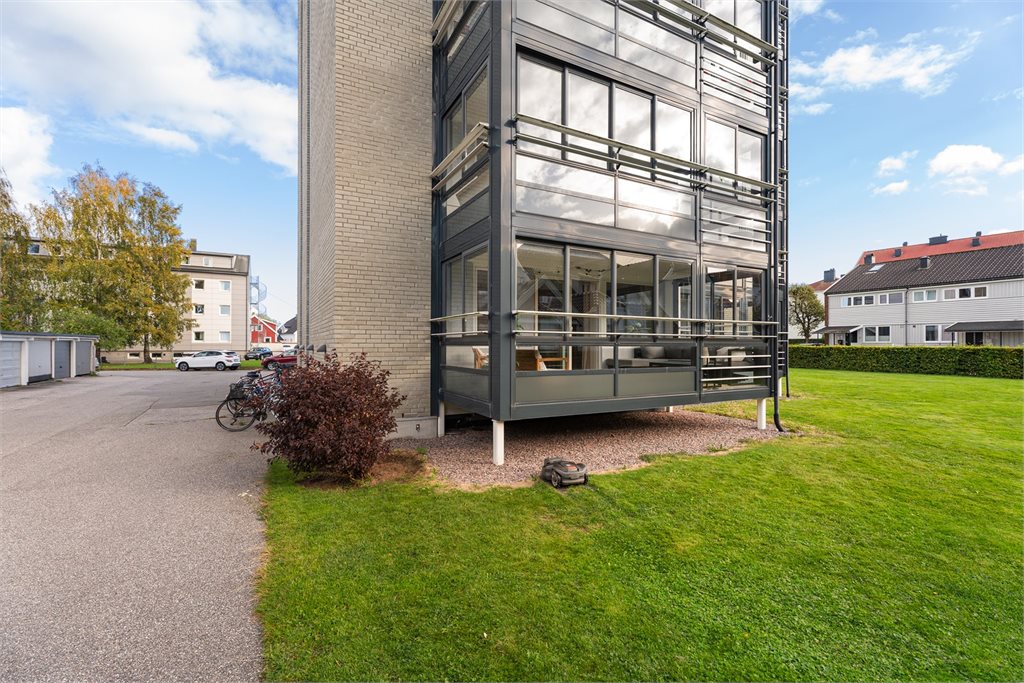 Leiligheten har en attraktiv plassering i høy 1. etasje med innglasset balkong vendt mot borettslagets grønne uteområder